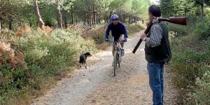 Période de chasse : Prudence. Actuduvttgps-chasseur-vtt-300x150