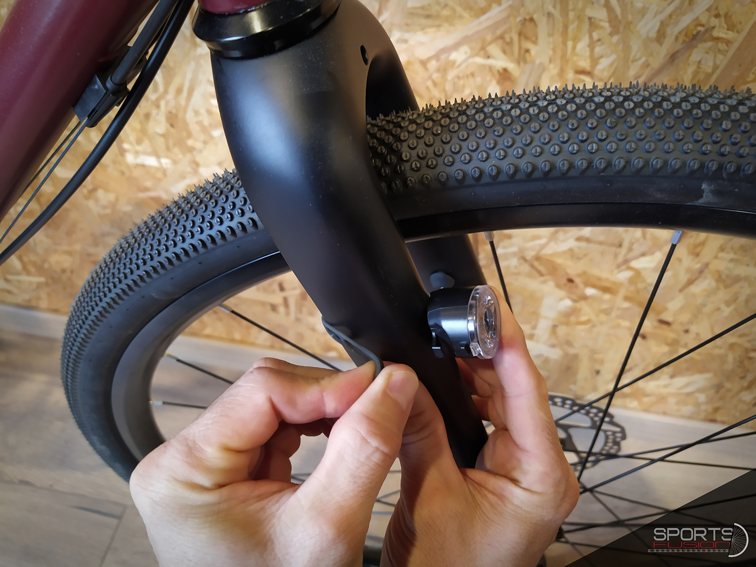 ASTUCE BRICOLAGE - FIXER SA LUMIERE SOUS SON SUPPORT GPS GARMIN - BRYTON 