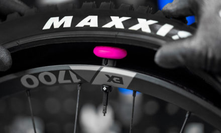 UNE CACHETTE POUR AIRTAG SIGNEE MUC-OFF – DANS UN PNEU TUBELESS